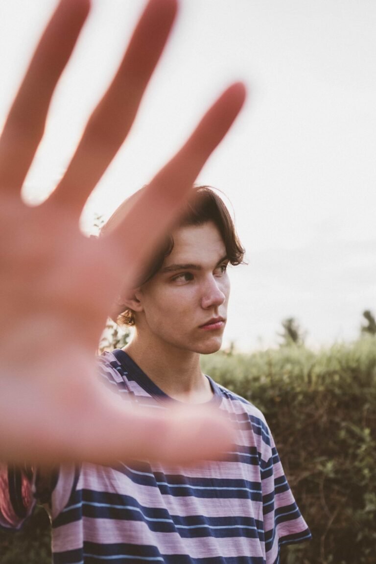 Joven haciendo con la mano un gesto de rechazo