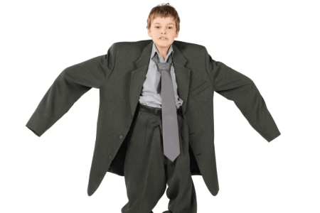 imagen del niño con un traje grandote